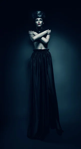 Žena v dlouhém černém sukně Royalty Free Stock Obrázky