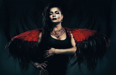Kırmızı kanatlar melek travesti