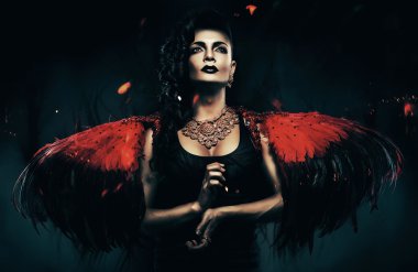 Kırmızı kanatlı travesti