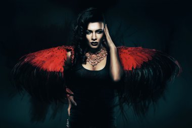 Kırmızı kanatlı travesti
