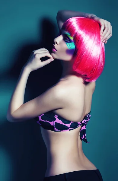 Mujer con peluca rosa — Foto de Stock