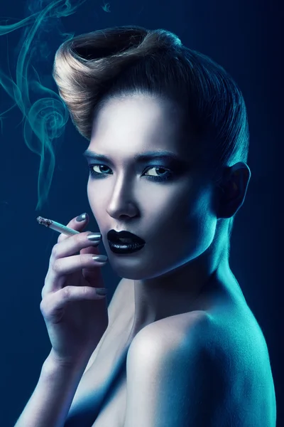 Blond smoking woman — Stock Photo, Image