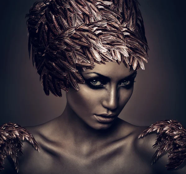 Vrouw met hoed van veren — Stockfoto