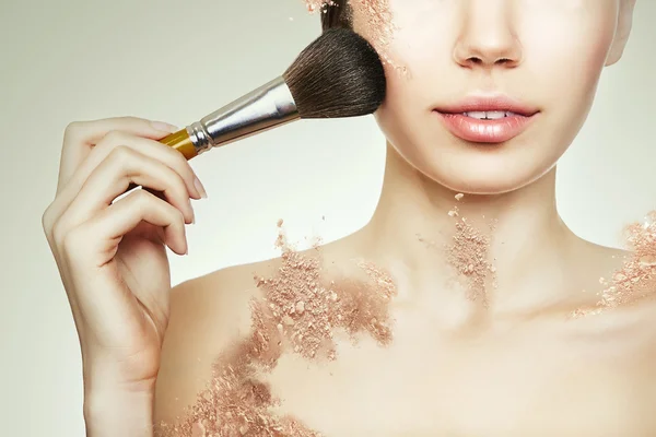 Mujer con cepillo cosmético — Foto de Stock