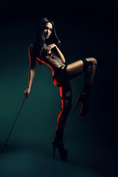 性感的女人，用鞭子 — 图库照片