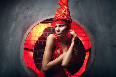 Uzun yaratıcı şapkalı kadın