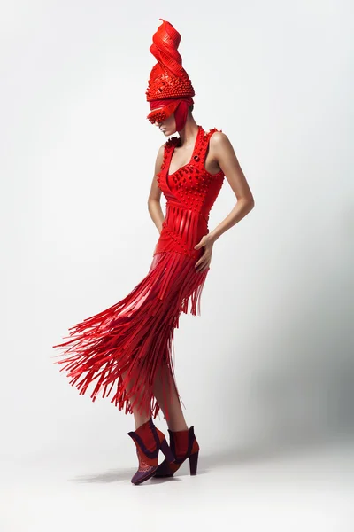 Caminante mujer en vestido rojo — Foto de Stock