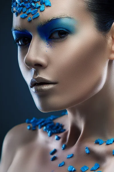 Kadının yüzündeki mavi taşlarla — Stok fotoğraf