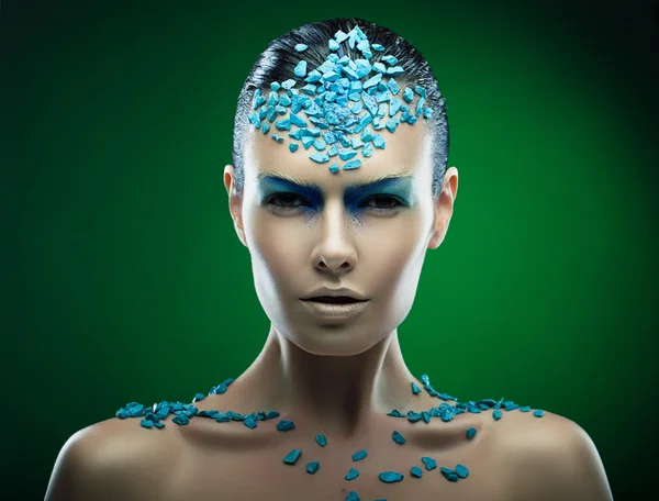 Frau mit blauen Steinen im Gesicht — Stockfoto