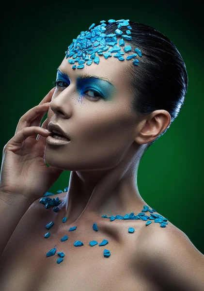 Γυναίκα με μπλε πέτρες στο πρόσωπό — Φωτογραφία Αρχείου