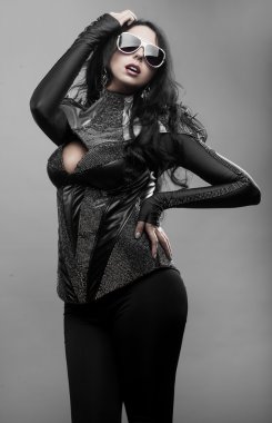 Kadın güneş gözlüğü ve korse