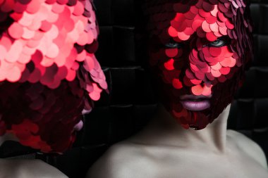Maske yüze aynaya yansıyan