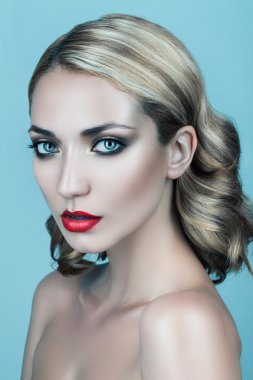 sarışın bir kadın kırmızı dudaklar