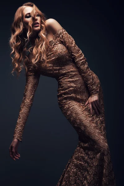 Altın elbiseli kadın — Stok fotoğraf