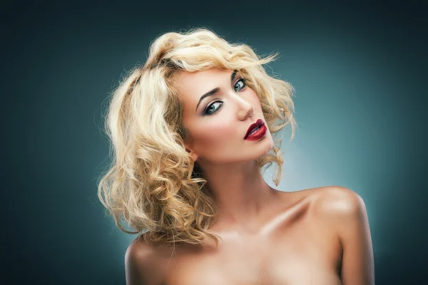 Blond kobieta z kręconymi włosami — Zdjęcie stockowe