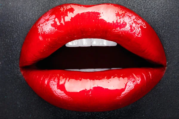 Hermosos labios rojos — Foto de Stock