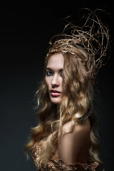 Gekrulde blonde in gouden kroon — Stockfoto