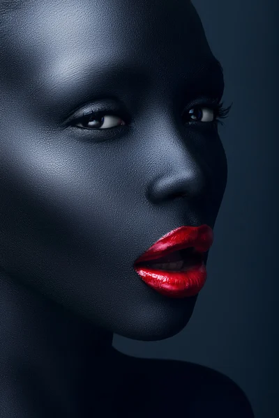 Женщина в черной краске — стоковое фото