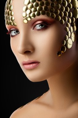 Kırmızı göz farı kadınla