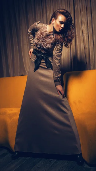 Mulher de vestido com fita — Fotografia de Stock