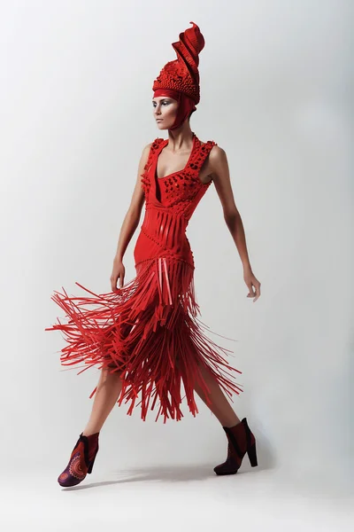 Mulher em redemoinho chapéu vermelho — Fotografia de Stock