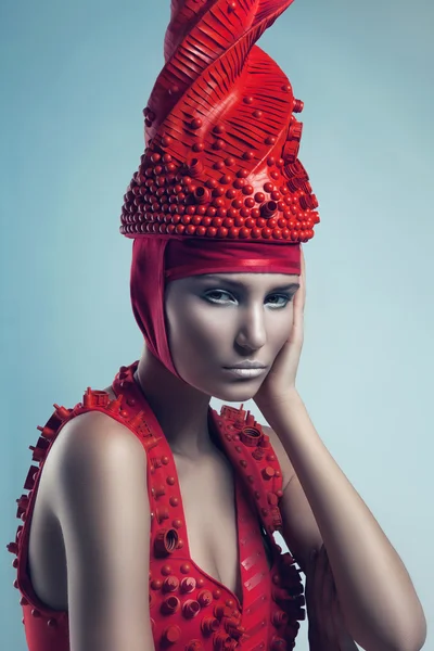 红色帽子的女人的画像 — 图库照片