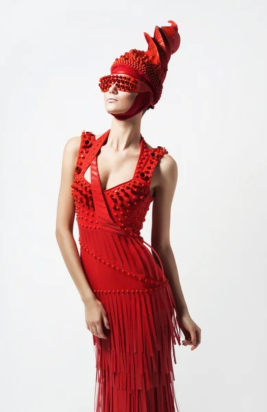 Mulher em redemoinho chapéu vermelho — Fotografia de Stock