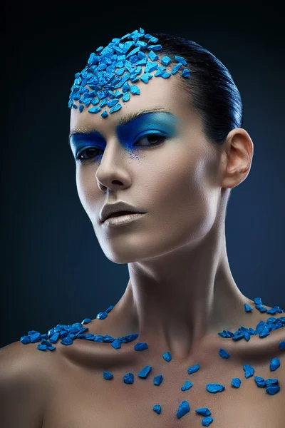 Žena s modrými kameny na tělo — Stock fotografie