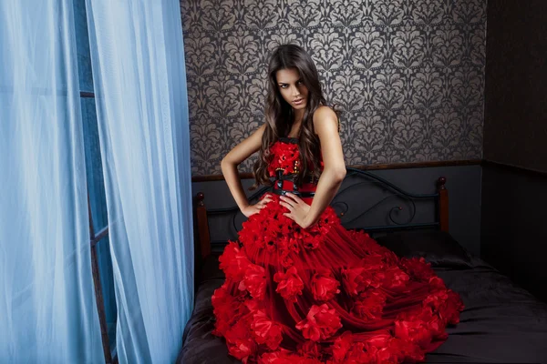 Mulher apaixonada em vestido vermelho — Fotografia de Stock