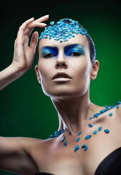Mulher com pedras azuis — Fotografia de Stock