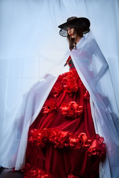 一件红色连衣裙的优雅女人 — 图库照片