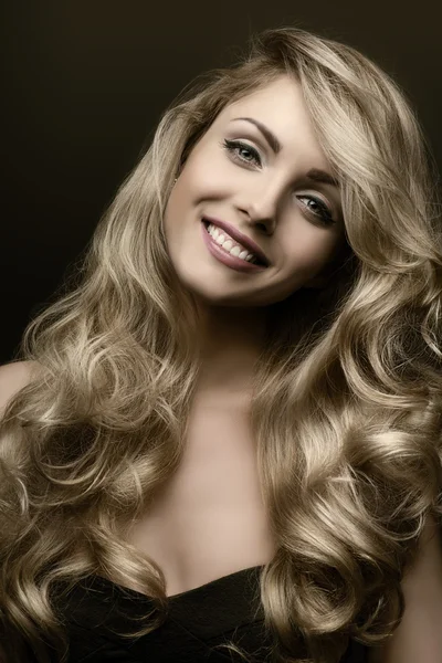 Blondes Mädchen mit Locken — Stockfoto