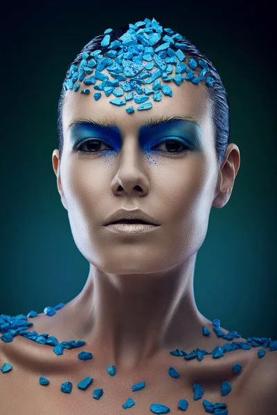Žena s modrými kameny na obličej — Stock fotografie