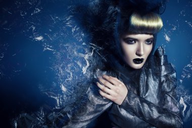 Kadın gümüş ceketli