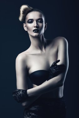 Siyah dudak ile seksi kadın