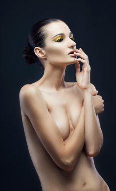 Kadın sarı makyaj ile