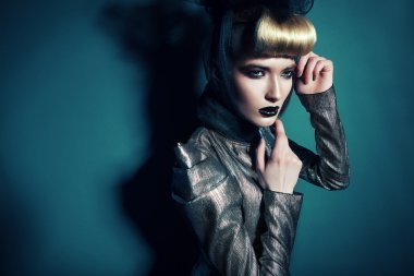 kadında gümüş blazer