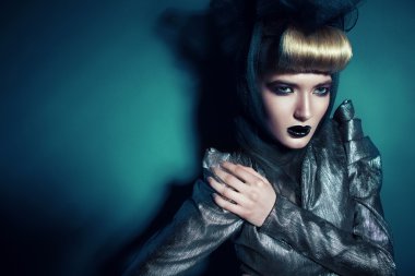 Kadın gümüş ceketli