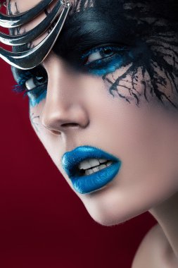 Siyah makyajlı kız