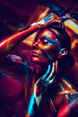 Renkli bodyart ile şehvetli kız