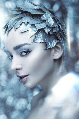 kafa yapraklarda kadınla