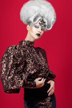 Beyaz saçlı kadın.