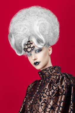 Beyaz saçlı kadın.