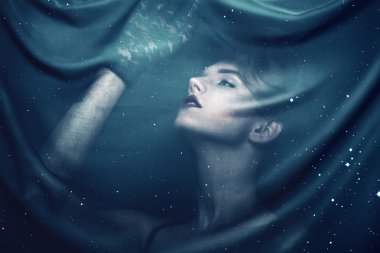 Kadın yıldız ile kumaş aracılığıyla