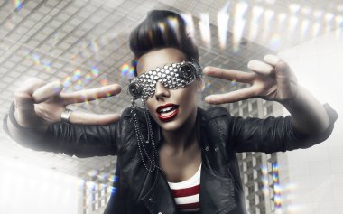 Yaratıcı gözlüklü kadın