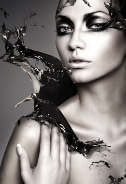 kadın çikolata sıçrama ile