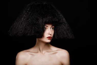 Kabarık olan bir kadın portresi