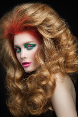 yaratıcı saç modeli olan kadın