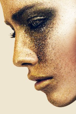 Altın pırıltılar kadın yüzüne