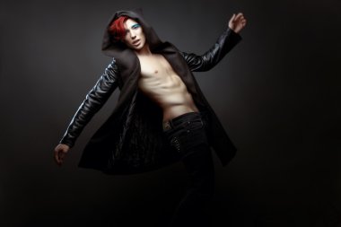 Bir kat kırmızı saçlı adam